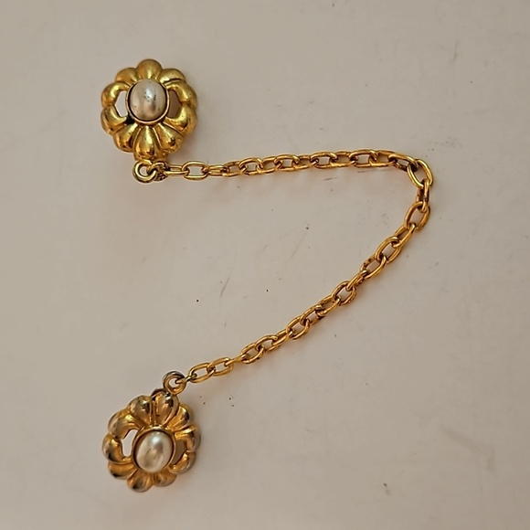 Sweater Faux Pearls on Goldtone Metal - Picture 1 of 5